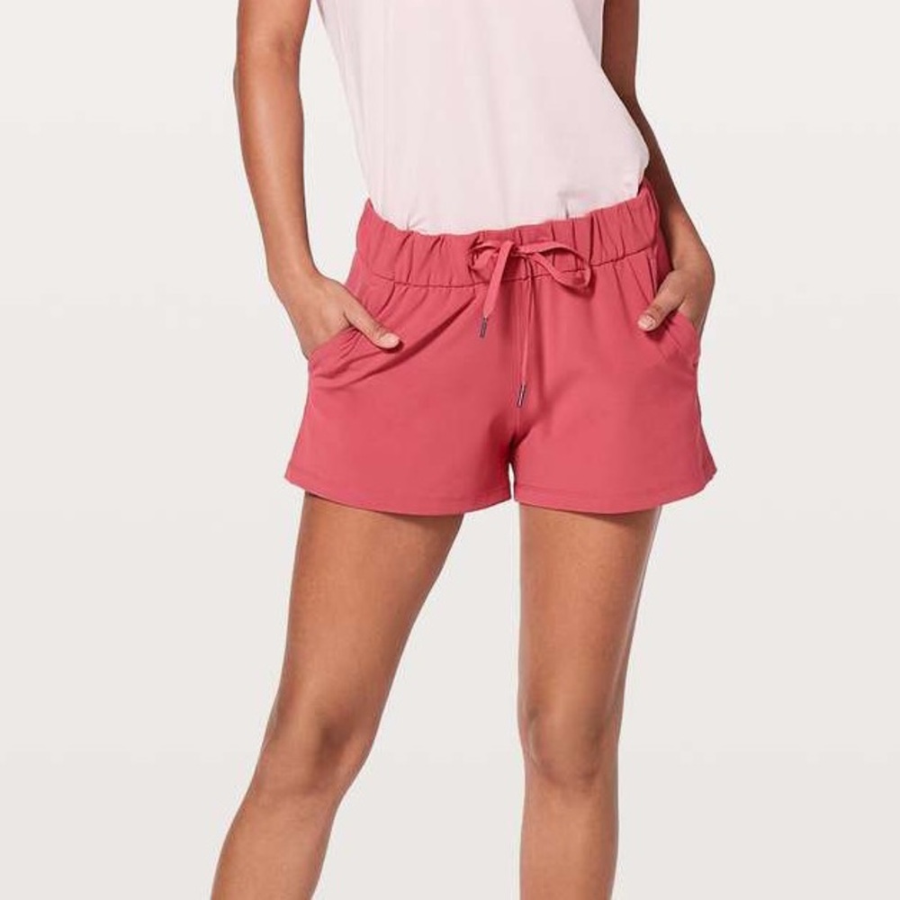 NWT Lululemon | On The Fly Short *2.5
